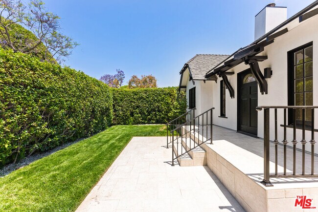 Building Photo - 8916 Ashcroft Ave