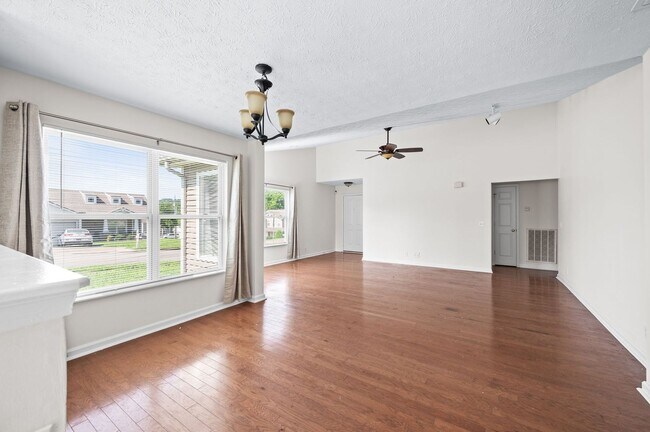 Building Photo - Awesome 4BE-Office/Bonus Room/ 2BA Home in...