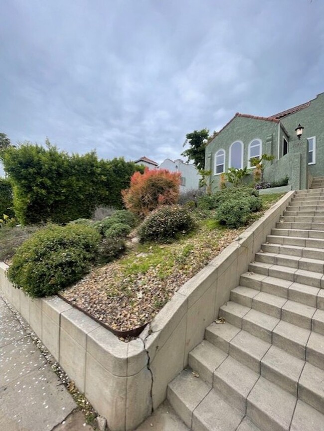 Building Photo - Stunning 5 bedroom 3 bath