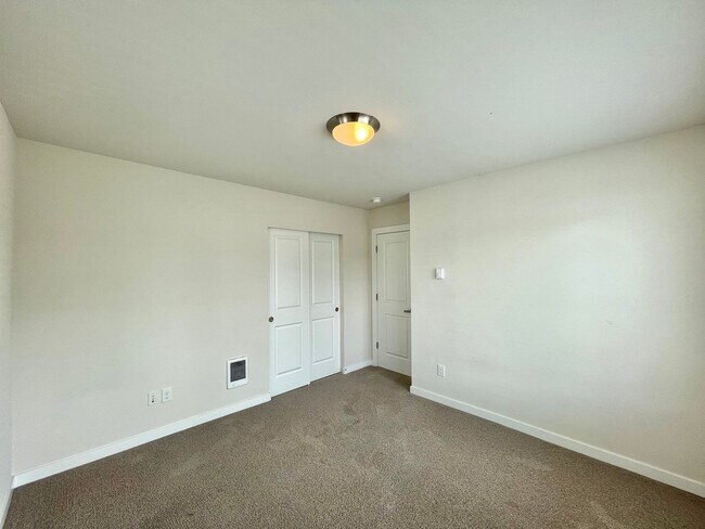 Building Photo - Great Townhome for rent