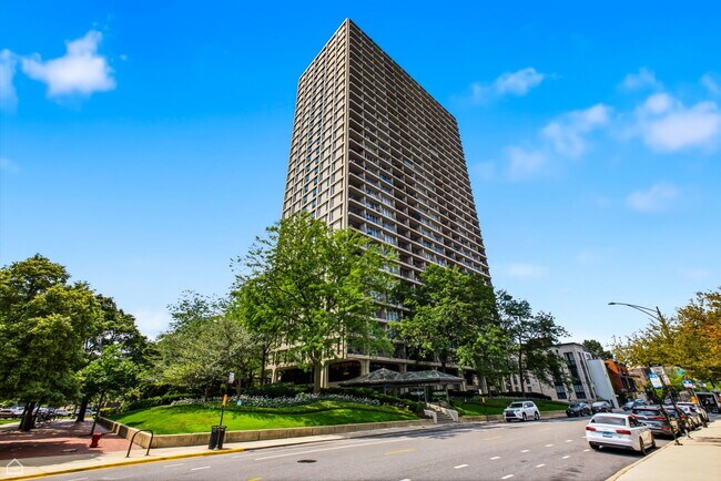 Building Photo - 1960 N Lincoln Park W