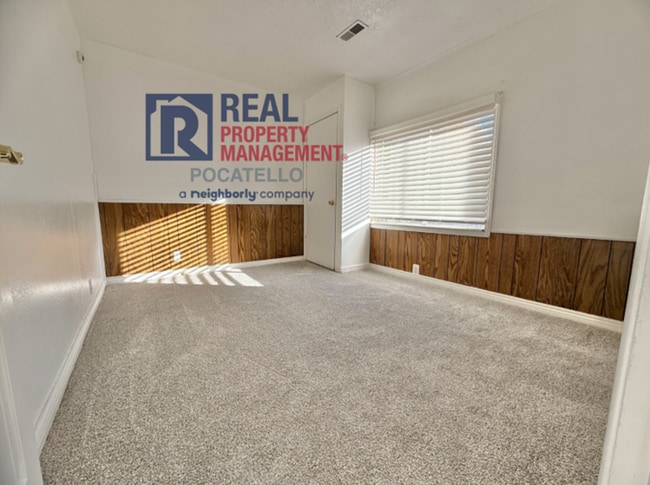 Building Photo - 5 bed 1.5 bath house - Pet Friendly