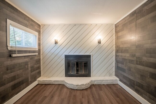 Building Photo - 3 Bed 1 Bath With Bonus Room!