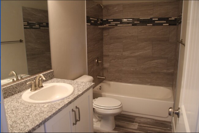 Building Photo - Blackhawk Townhome! End Unit!!