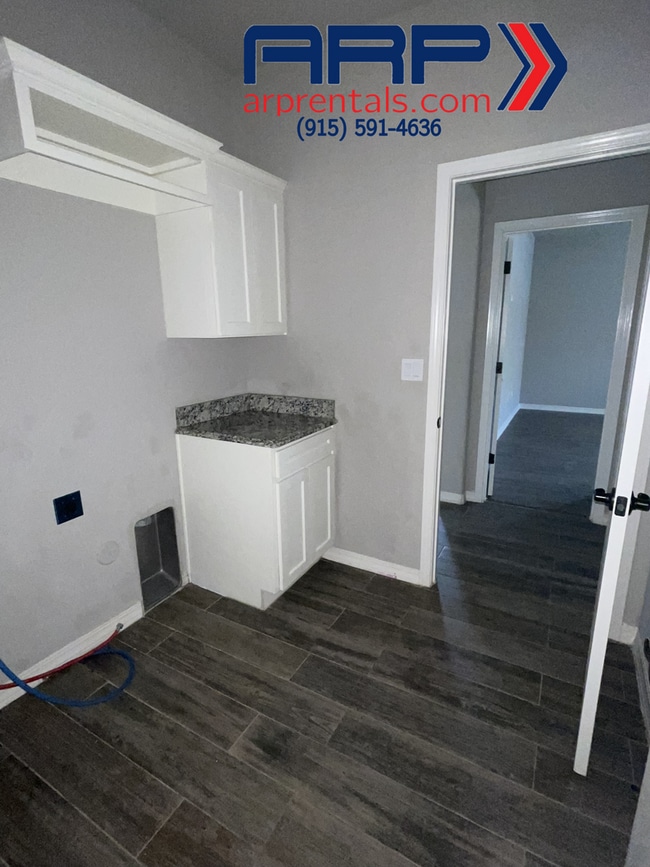 Building Photo - 14328 John Scagno