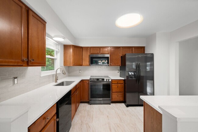 Building Photo - 100 Oak Dr