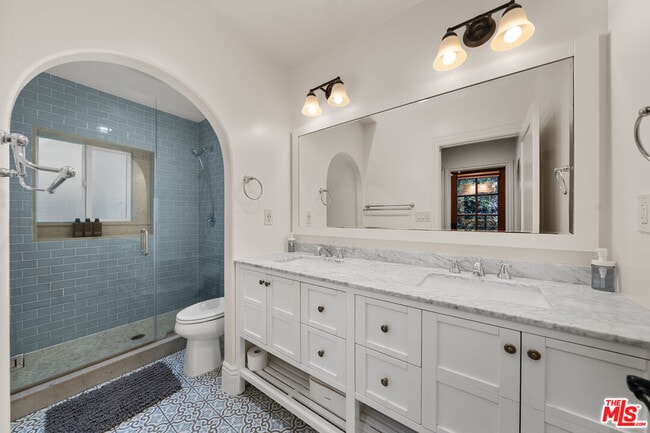 Building Photo - 2624 S Palm Grove Ave