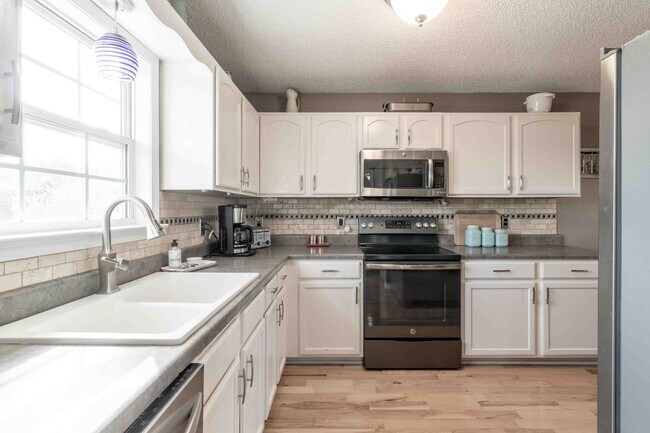 Building Photo - 3 bedroom Dog Friendly Home For Rent with Swimming Pool!