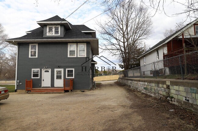 Building Photo - 11th Avenue NE Duplex