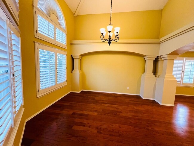 Building Photo - Stunning 4 bedroom, 3 bath home in West El...