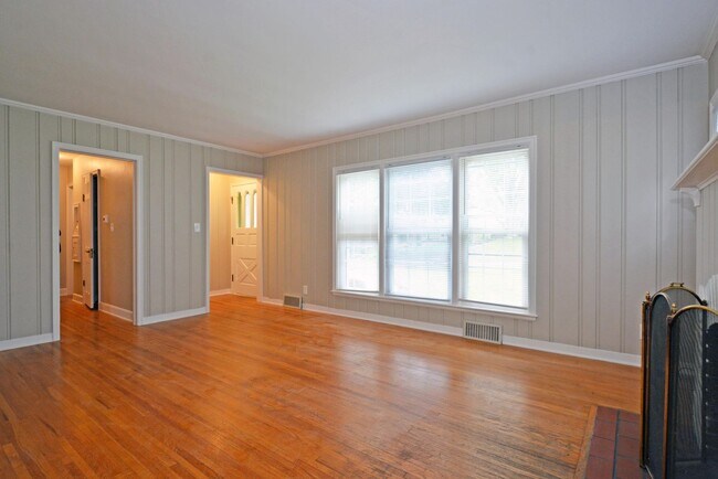 Building Photo - Beautiful 3-Bedroom 1.5-Bathroom Available...