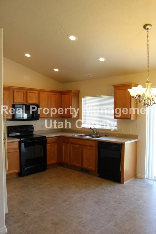 Building Photo - Updated home in Saratoga Springs