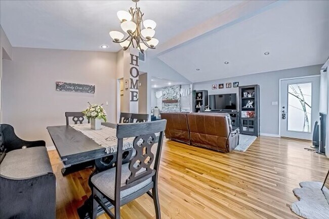 Building Photo - Immaculate 3 bedroom 3 Bathroom