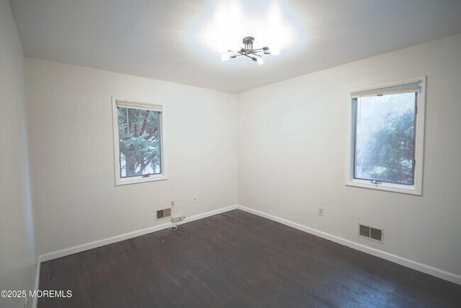 Building Photo - 585 Shady Ln