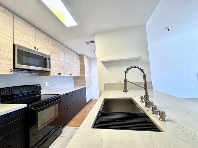 Building Photo - 1400 Carpentier St