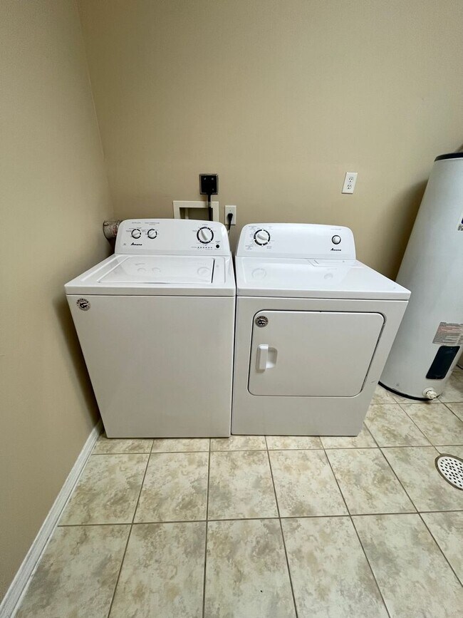 Building Photo - 2 Bedroom Townhome In Lennox, SD!!