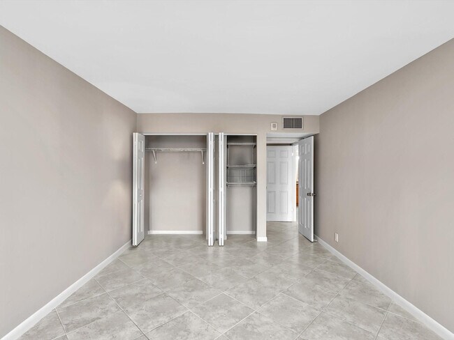 Building Photo - 1150 Hillsboro Mile