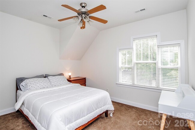 Building Photo - 315 Woodvale Pl
