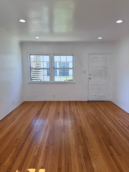 Building Photo - 3520 S Victoria Ave