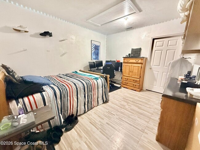 Building Photo - 1046 W Samms Ave