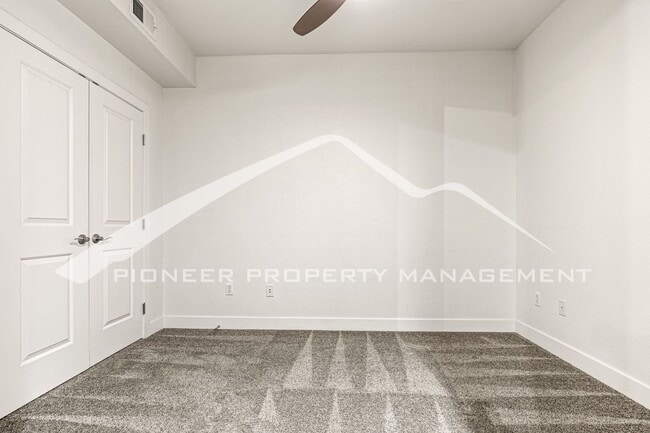 Building Photo - Gorgeous Condo with Mountain Views and Washer/Dryer