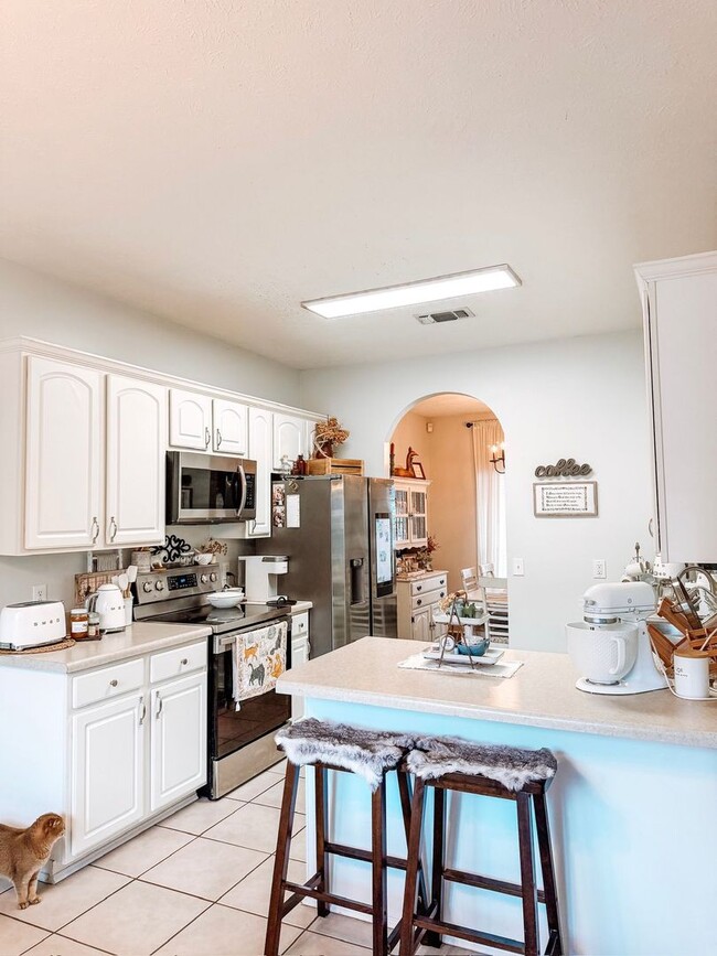 Building Photo - Charming Columbus Home with Fireplace, Natural Light & Outdoor Space