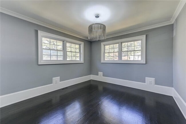 Building Photo - 2325 Elmwood Cir SE