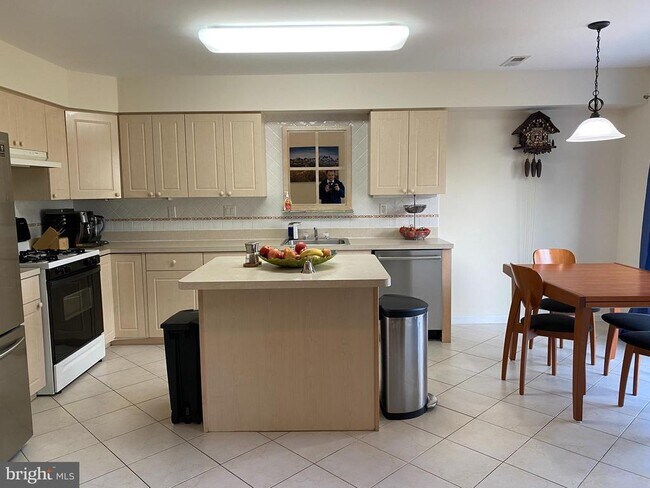 Building Photo - 202 Oaktree Ct