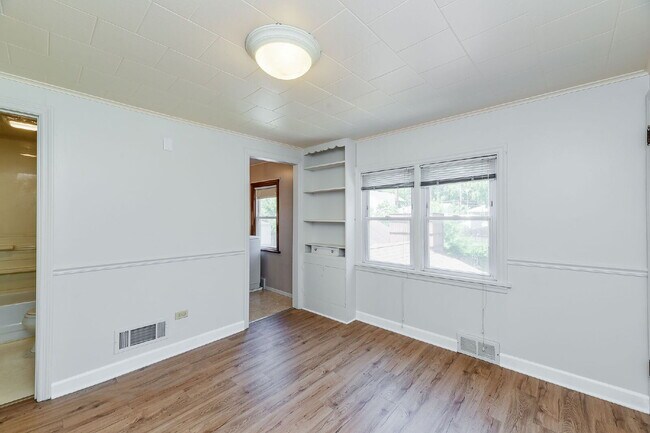 Building Photo - Charming 3-Bedroom with 2 Full Baths in the Heart of Lemont