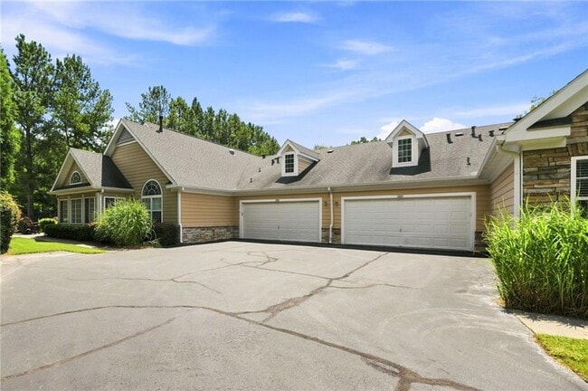 Building Photo - 3204 Village Ln