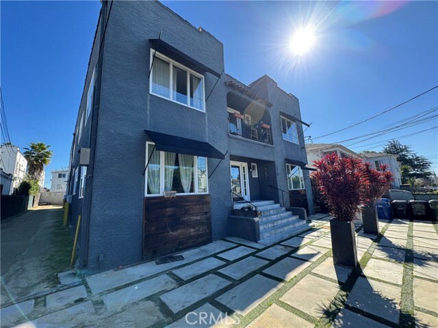 Building Photo - 1216 N Kenmore Ave