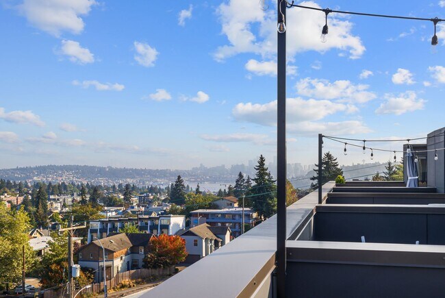 Building Photo - Wallingford Townhome