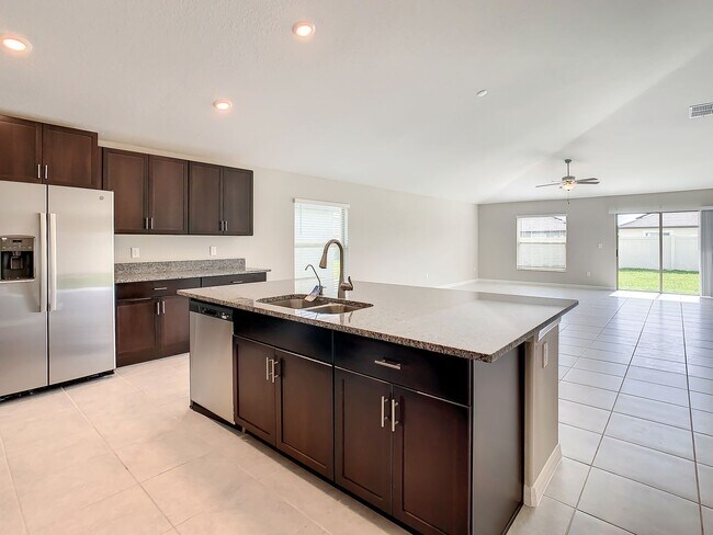 Building Photo - Beautiful 4 bedroom 2.5 bathroom Single Family House! Like new!