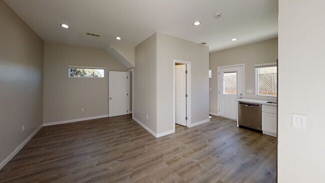 Building Photo - 4BD/2BA with a Balcony!
