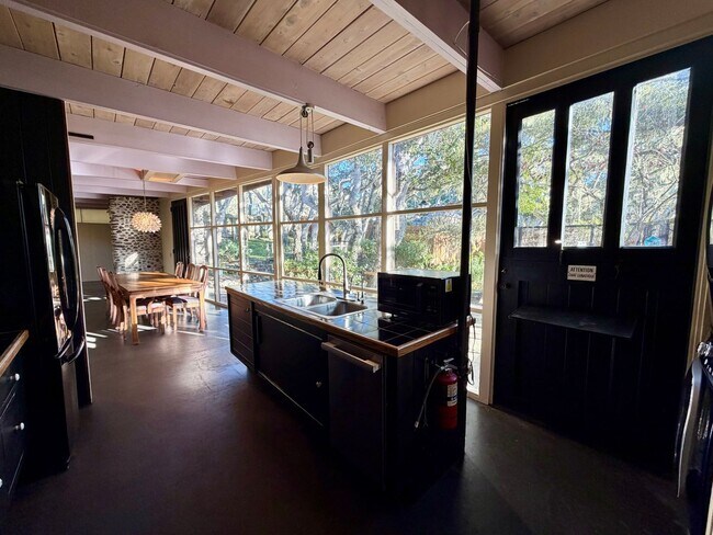 Building Photo - Unique 2 bedroom 2 bath home in Pacific Grove!