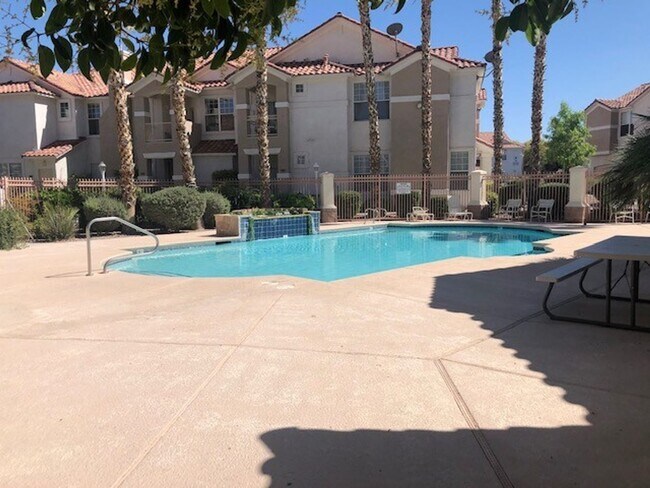 Building Photo - Great Condo, Convenient Location in a Gated Community