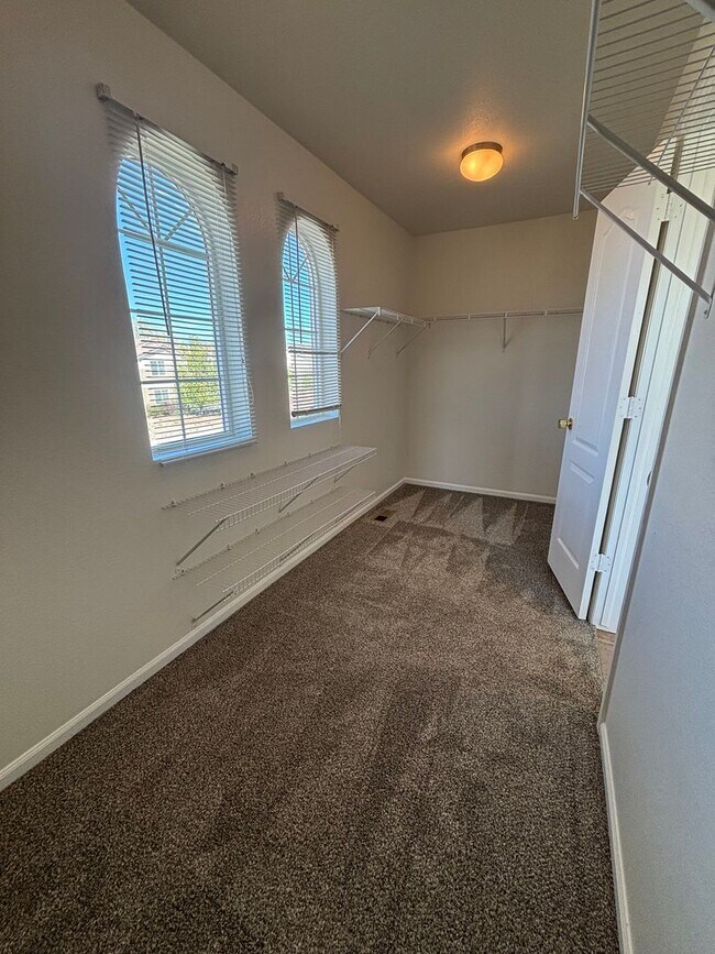 Building Photo - 5 Bed, 3.5 Bath with A/C, Available Now! -...