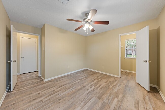 Building Photo - 211 Scarlet Maple Dr