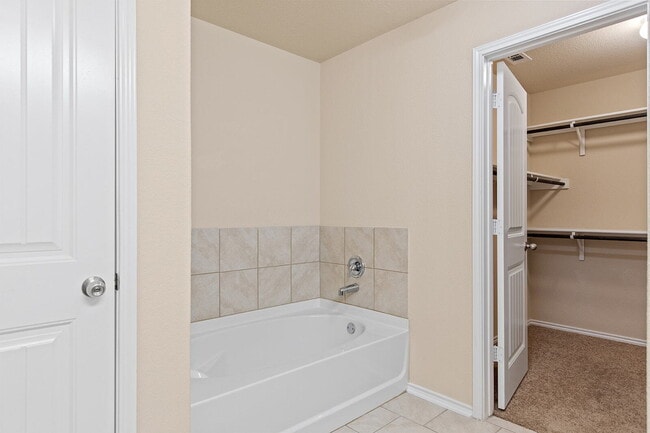 Building Photo - "Spacious 4-Bedroom Retreat in Schertz with 2.5 Baths!"