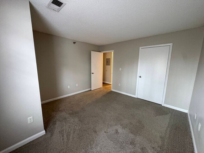 Building Photo - 2411 Hill St