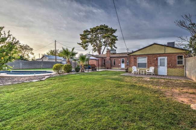 Building Photo - 2 Bd 2 Ba + Guest House with Fully Furnish...