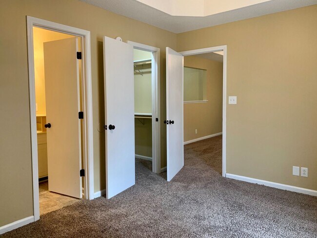 Building Photo - Conveniently Located! Cute home with 3 bed...