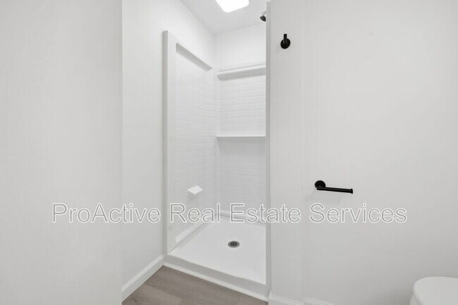 Building Photo - 828 W 42nd St