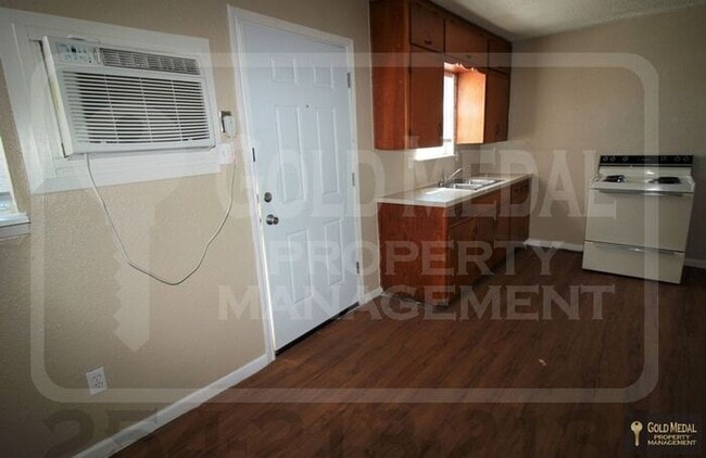 Building Photo - 926 JR Ct – Your Cozy Cove Retreat!