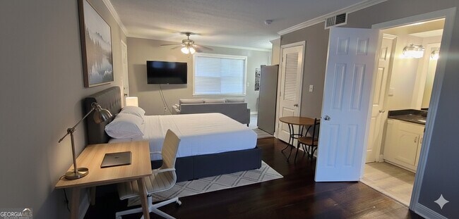 Building Photo - 21 Delmont Dr NE