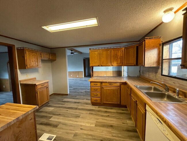 Building Photo - 5601 SW Lakefront Ln S