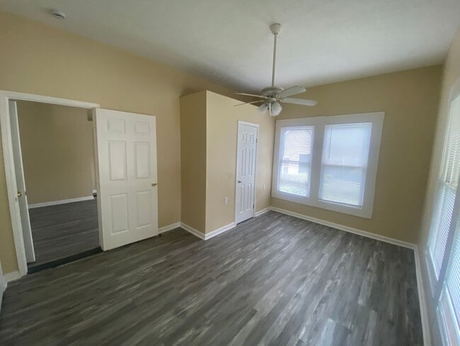 Building Photo - **AVAILABLE NOW**4 bedroom / 2 bathroom Ho...