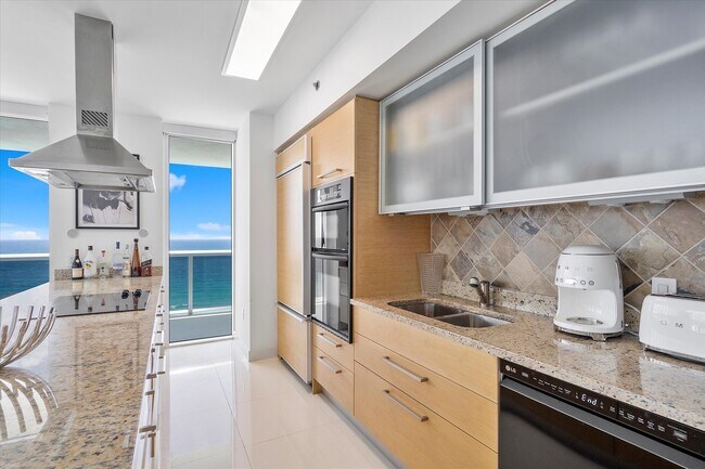 Building Photo - 1830 S Ocean Dr