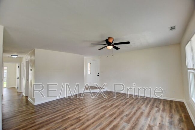 Building Photo - 3900 Raintree Ct