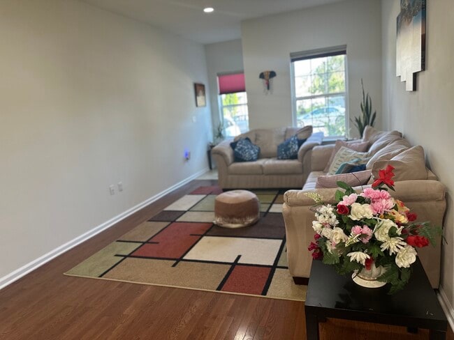 Building Photo - 72 Andrews Way